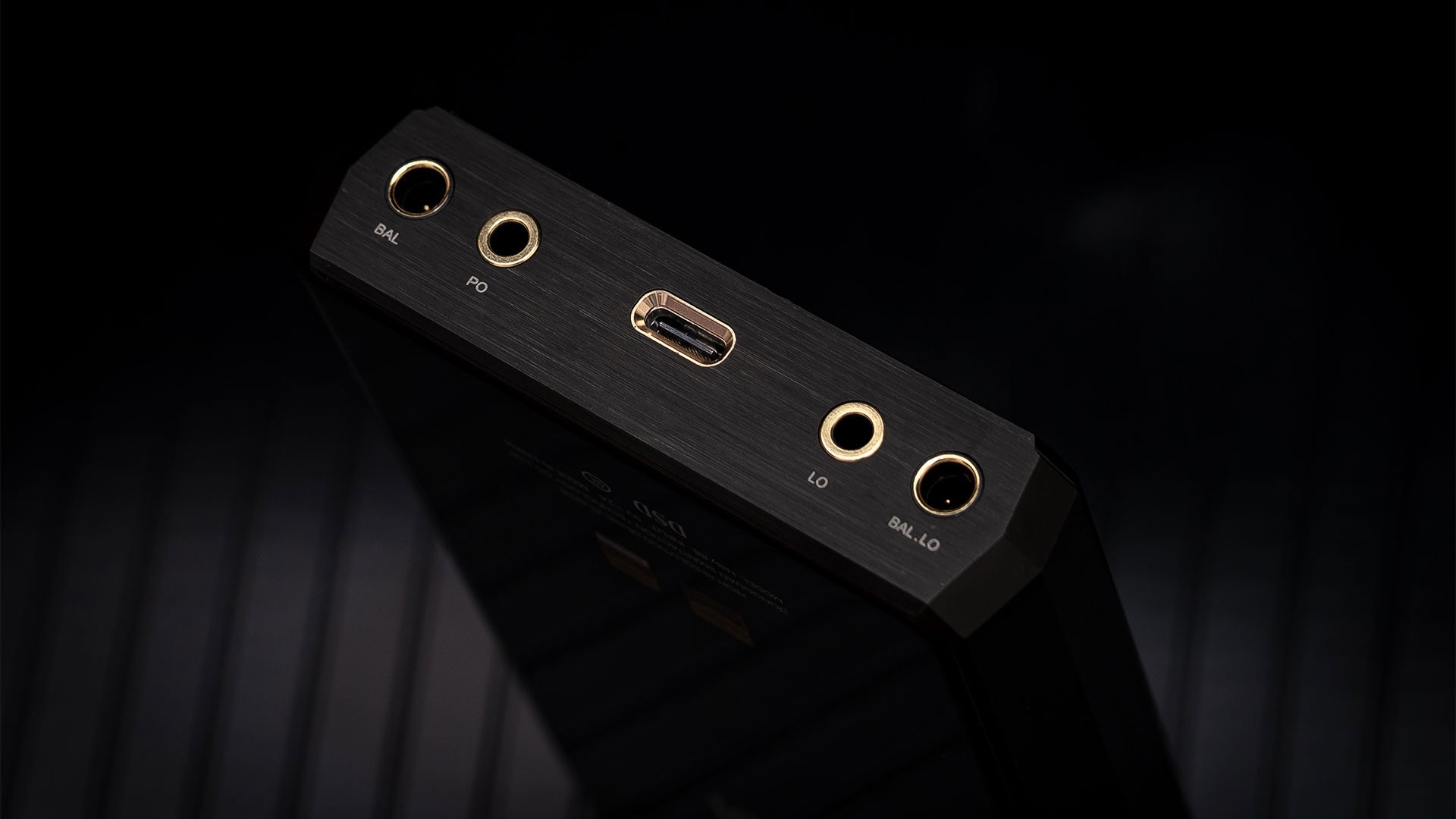 Over 1000mW in power drives all over-ear large-scale headphones with ease