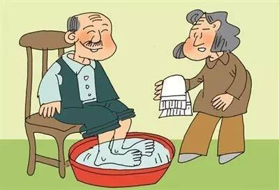 热水泡脚有益身体健康