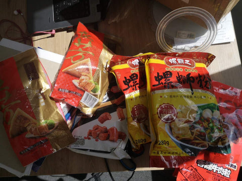 荷兰小伙伴收到的螺霸王螺蛳粉、五芳斋粽子零食的照片