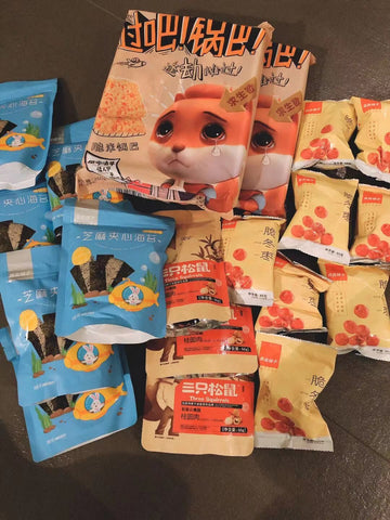 挪威小伙伴收到的三只松鼠小米锅巴、良品铺子芝麻海苔等零食的照片