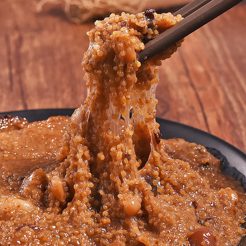 用筷子夹起贵州小米鲊,粘粘筋道