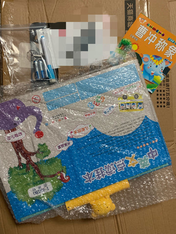 亮亮妈转运到英国的儿童有声中英文点读挂本的实拍照片