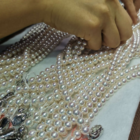 A cultured saltwater Akoya pear