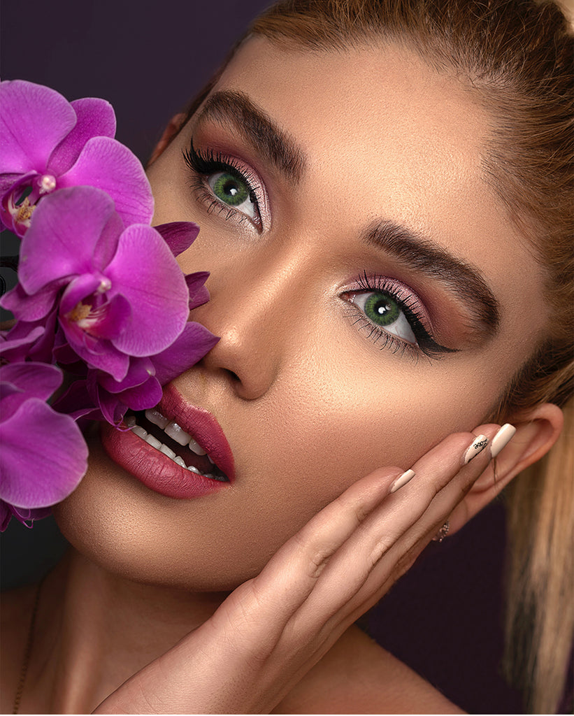 3 Tone Gemstone Green colored contacts with enlarging looking model picture