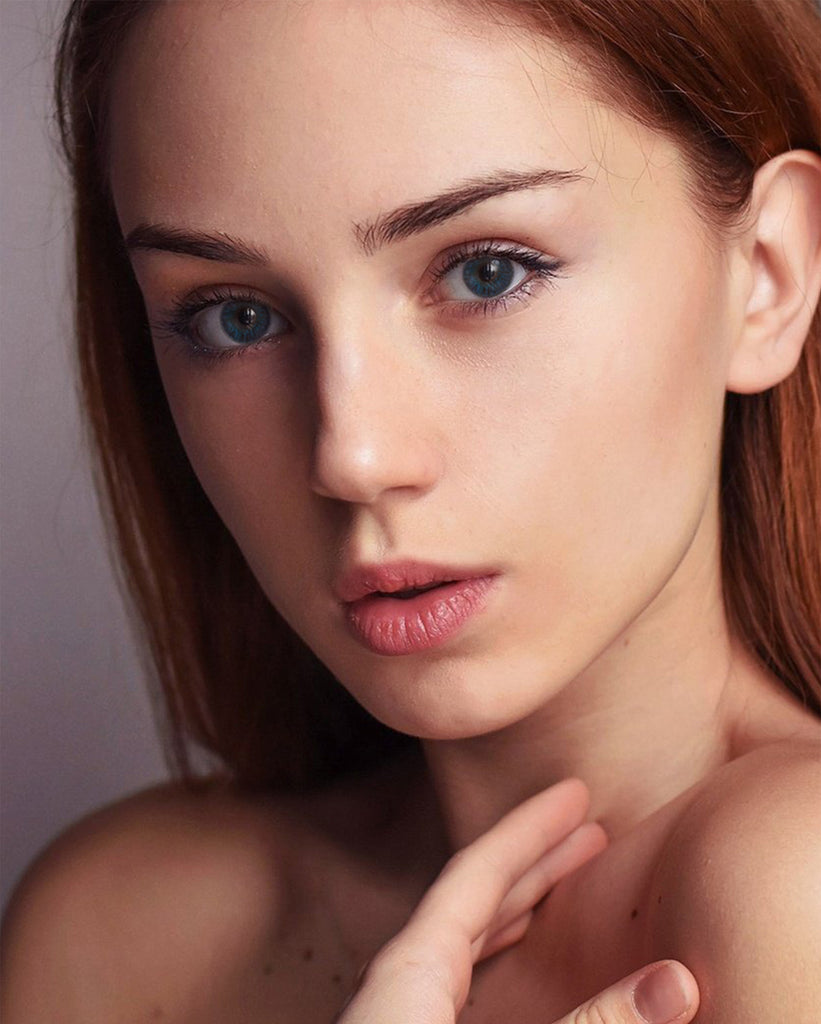 3 Tone Brilliant Blue colored contacts with enlarging looking model picture