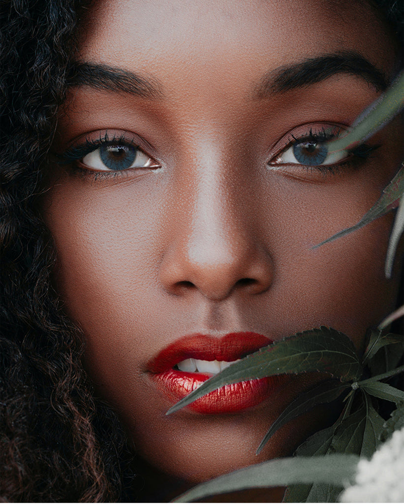Nature Azul Blue colored contact lenses with vibrant looking model picture