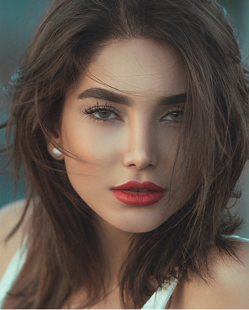Natural Quartzo Gray colored contacts with natural looking model picture