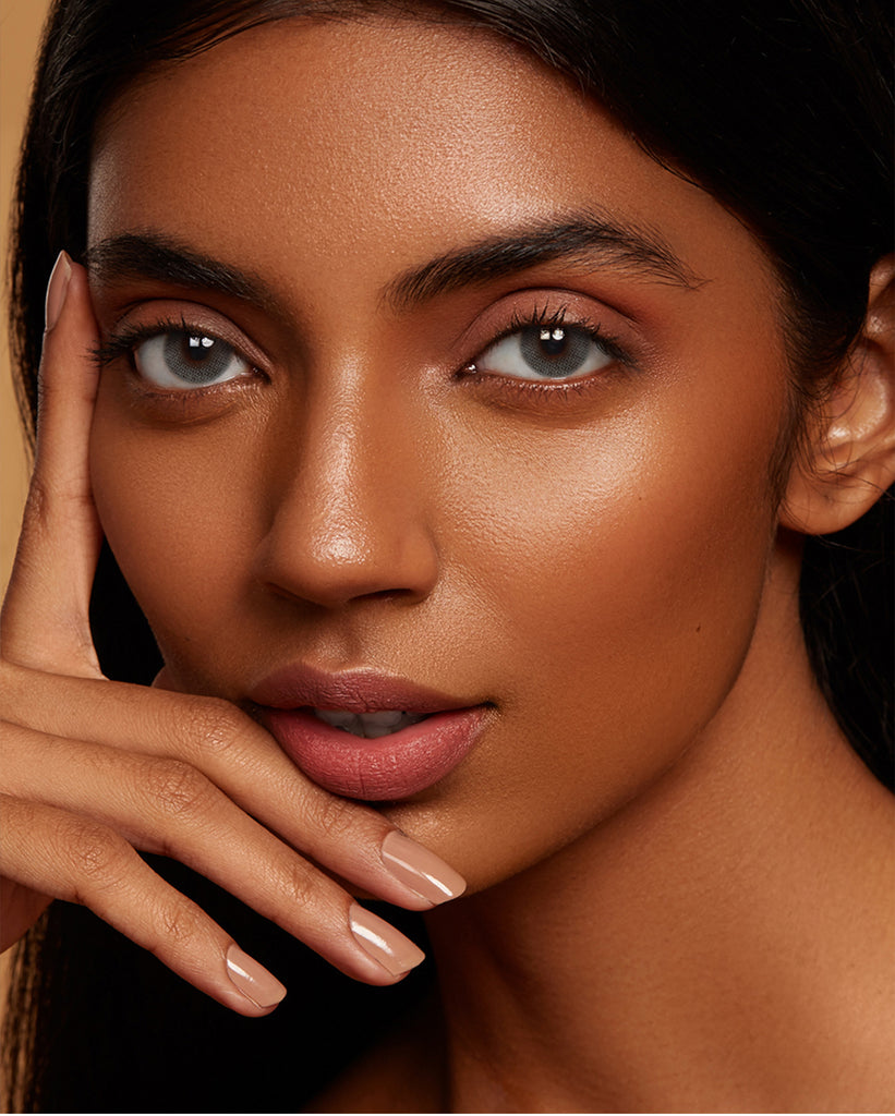Hidrocor II Crystal Gray colored contacts with natural looking model picture
