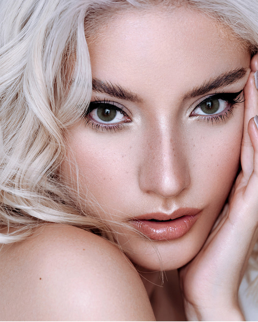 Hidrocor II Sky Gray colored contacts with natural looking model picture