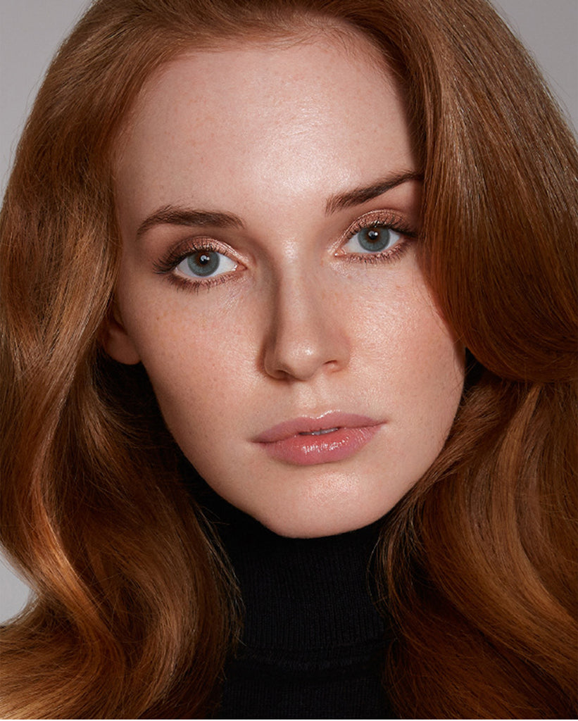 Hidrocharme Grafite Gray colored contact lenses with vibrant looking model picture