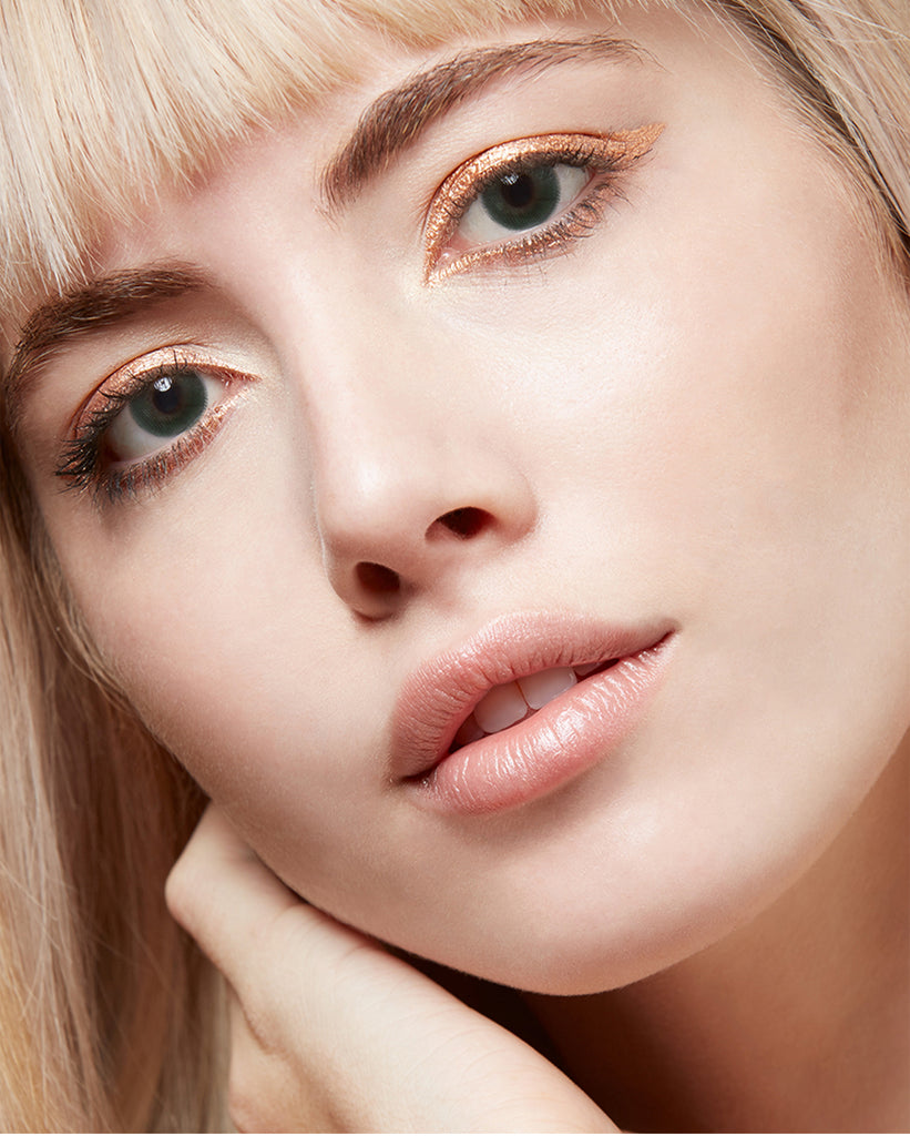 Hidrocharme Verde Green colored contact lenses with vibrant looking model picture