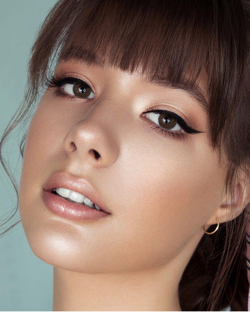 Canna Roze Honey Brown colored contacts with natural looking model picture