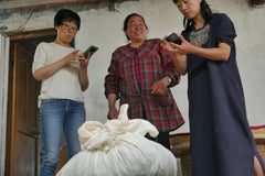 Discussing cost of fresh tea leaves ready to be made into hou kui